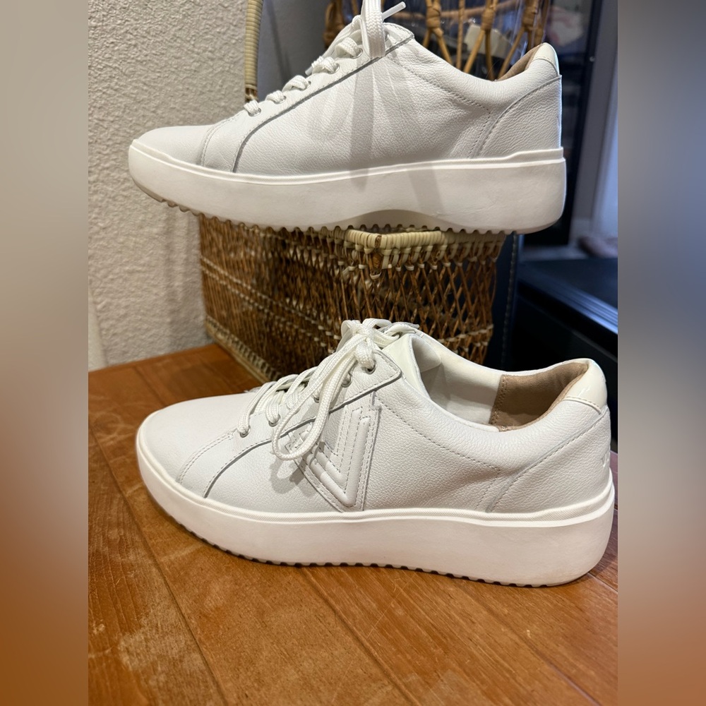 Vionic Kearny lace up sneakers size 9.5 leather